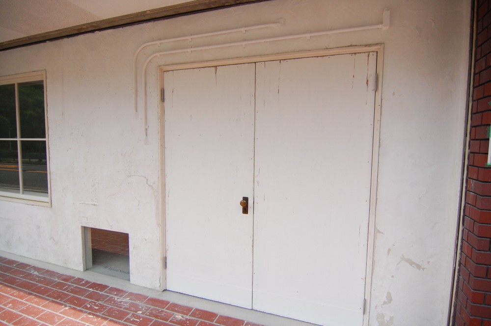 海岸沿いの廃れた納屋の扉をイメージしたラワンの扉