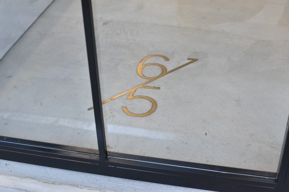 店内入口足元にはお店のロゴを真鍮で埋め込み